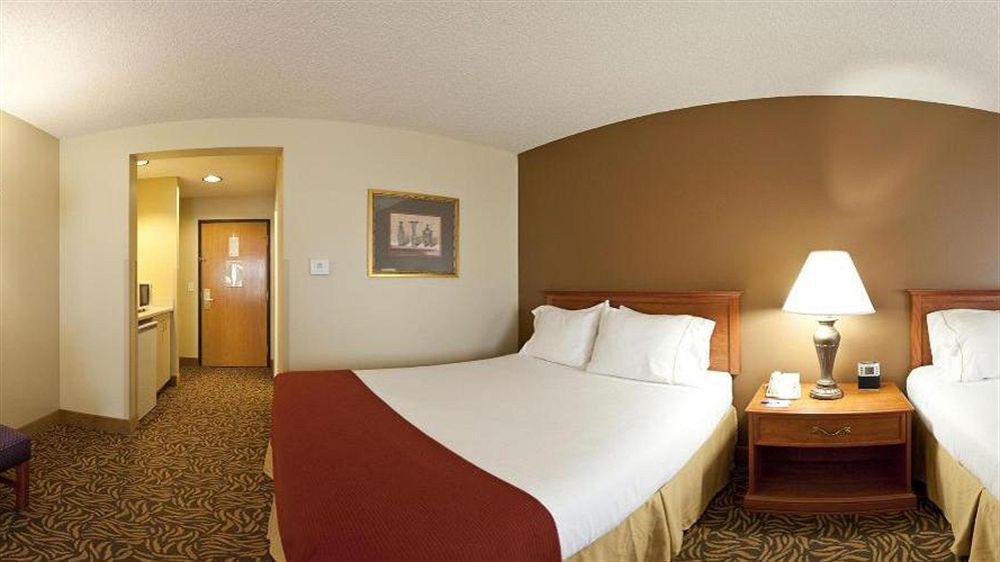 Holiday Inn Express Hotel & Suites Columbus By Ihg Buitenkant foto