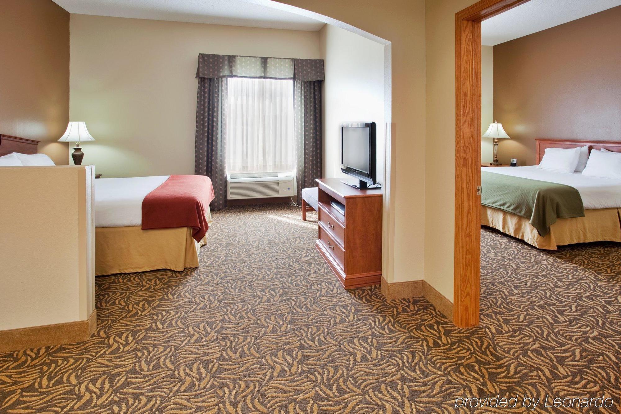 Holiday Inn Express Hotel & Suites Columbus By Ihg Buitenkant foto