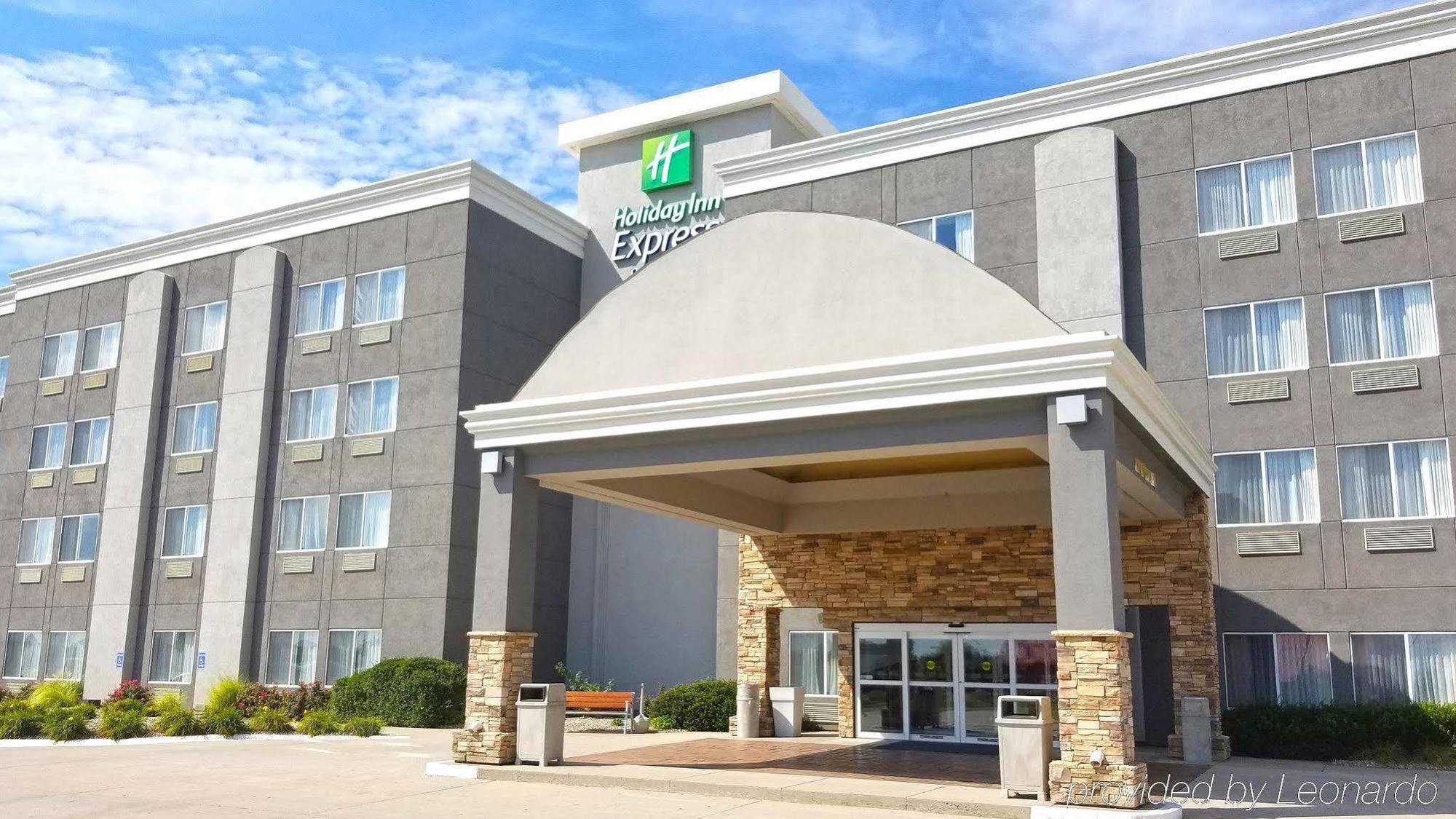 Holiday Inn Express Hotel & Suites Columbus By Ihg Buitenkant foto