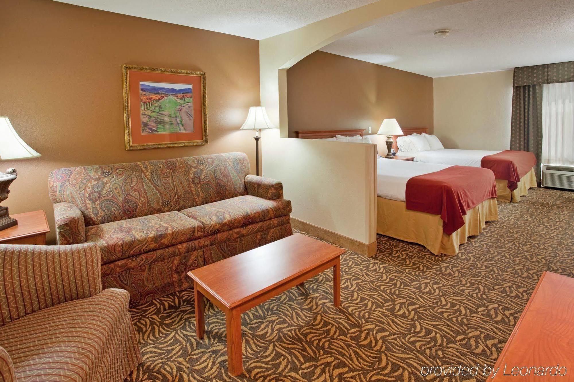 Holiday Inn Express Hotel & Suites Columbus By Ihg Buitenkant foto