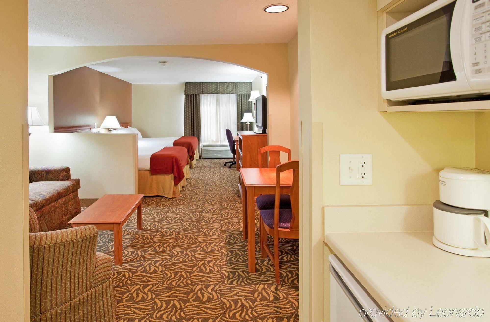 Holiday Inn Express Hotel & Suites Columbus By Ihg Buitenkant foto