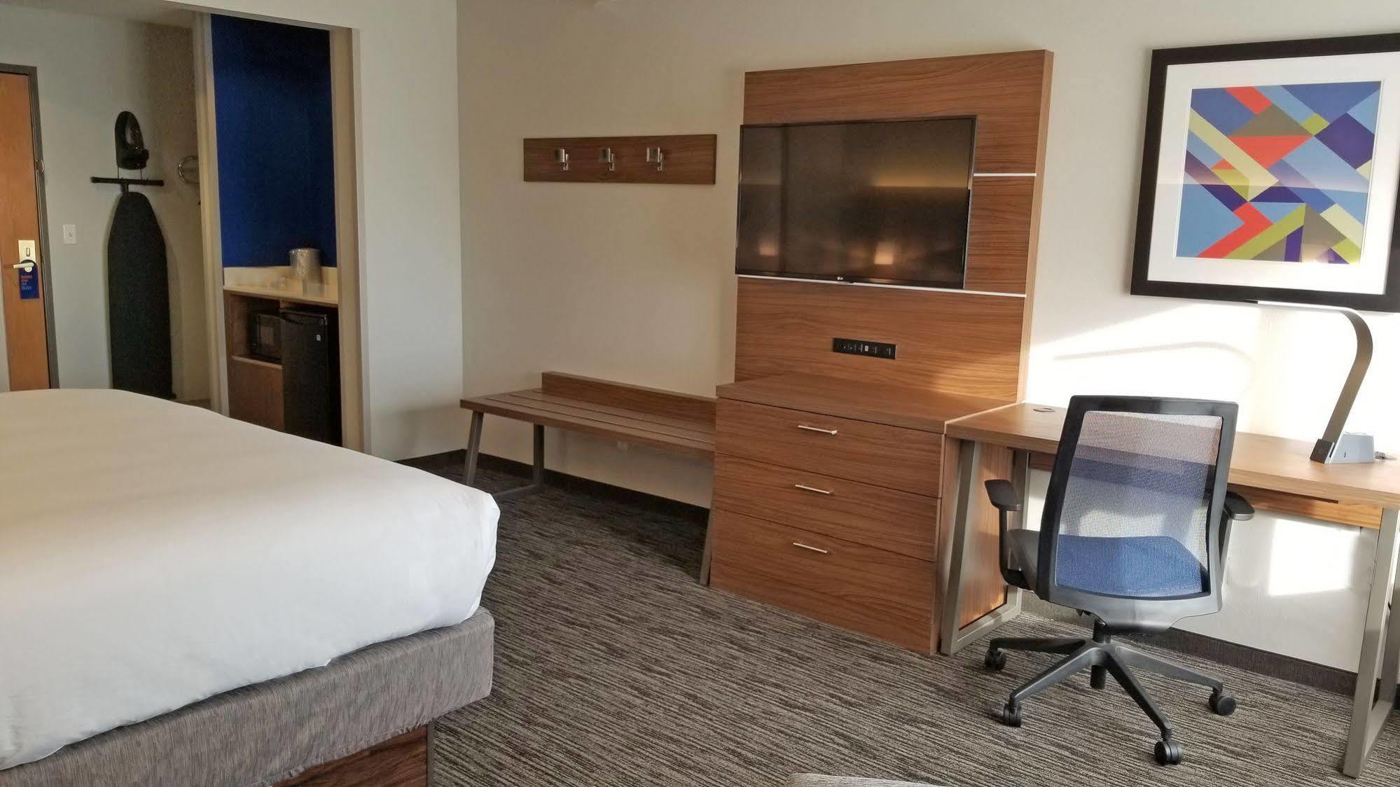 Holiday Inn Express Hotel & Suites Columbus By Ihg Buitenkant foto