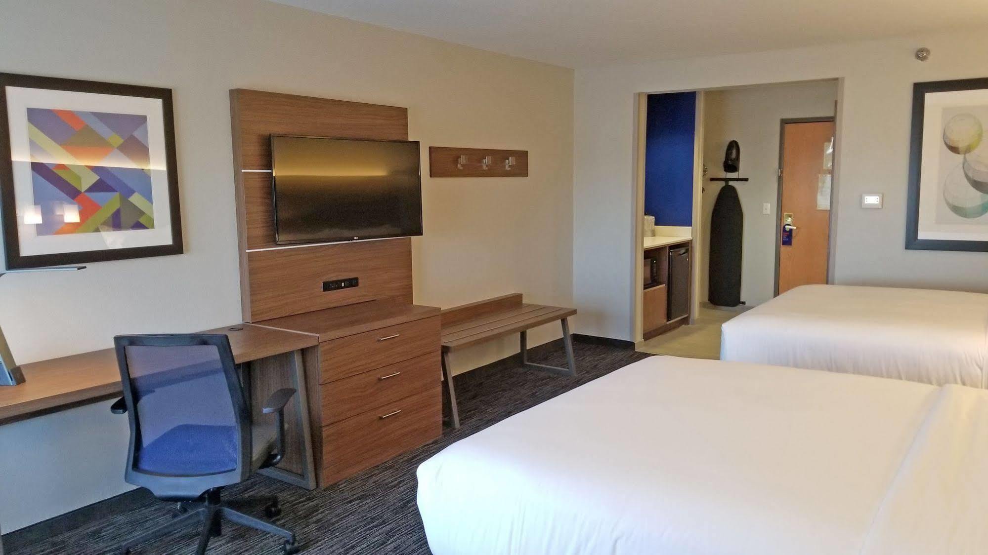 Holiday Inn Express Hotel & Suites Columbus By Ihg Buitenkant foto