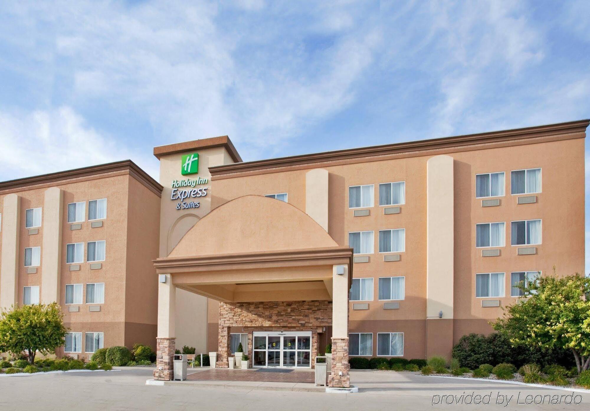 Holiday Inn Express Hotel & Suites Columbus By Ihg Buitenkant foto