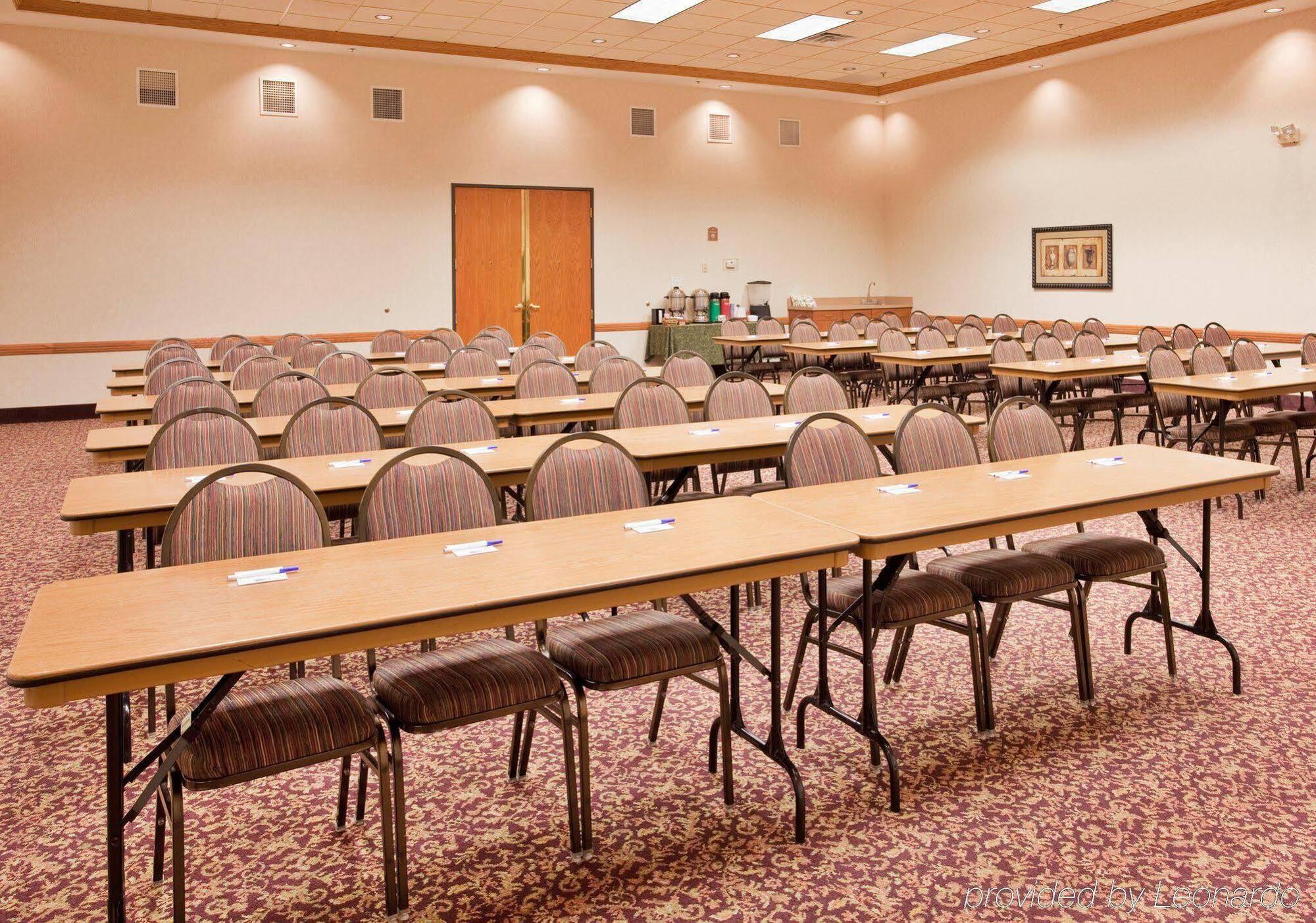 Holiday Inn Express Hotel & Suites Columbus By Ihg Buitenkant foto