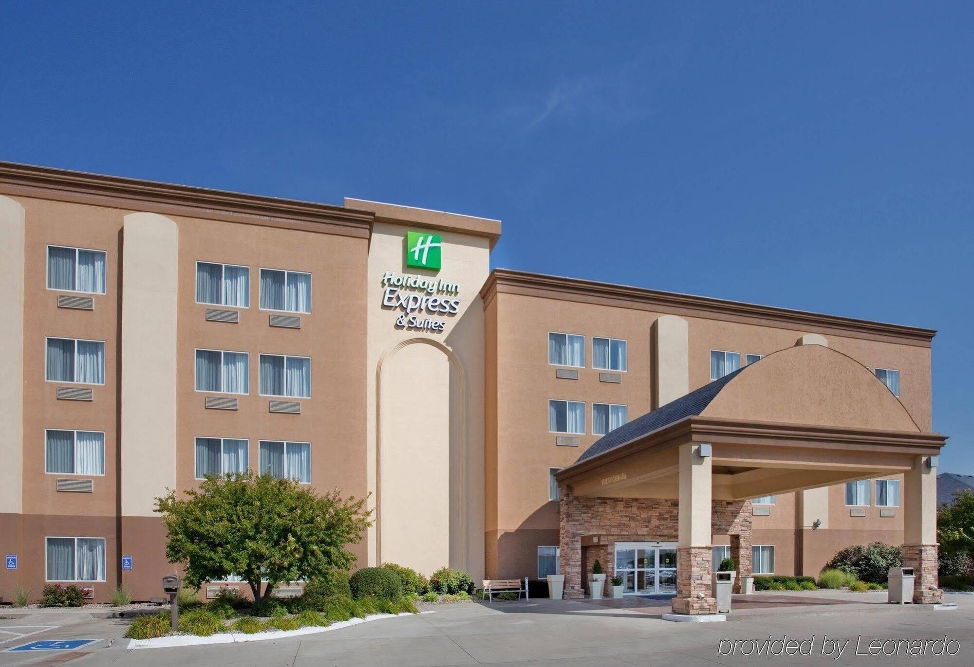 Holiday Inn Express Hotel & Suites Columbus By Ihg Buitenkant foto